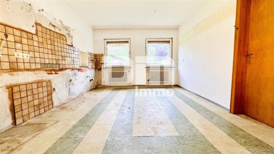 (R)eserviert!Geräumiges 1 bis 2 Familienhaus mit gigantischem Grundstück und Doppelgarage - EG Küche / Vorratsraum